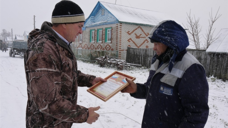 Сегодня глава Ядринской районной администрации Владимир Кузьмин проинспектировал объекты, пострадавшие после выпадения осадков в виде ледяного дождя и мокрого снега 17 октября