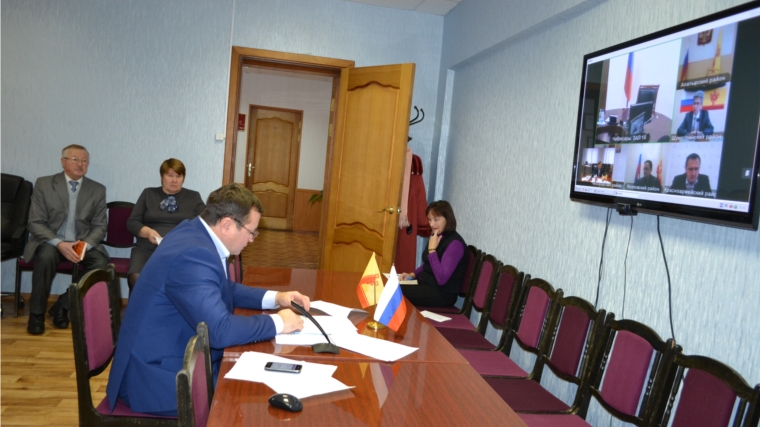 Глава Чувашии Михаил Игнатьев провел видеоконференцию с главами администраций районов и городов республики