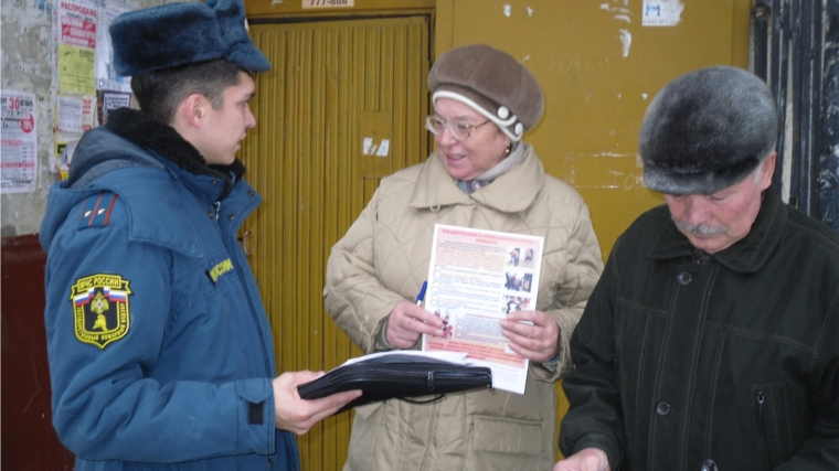 Сотрудники отдела надзорной деятельности по г.Новочебоксарск проинструктировали всех прохожих по улице Первомайская 33,35.