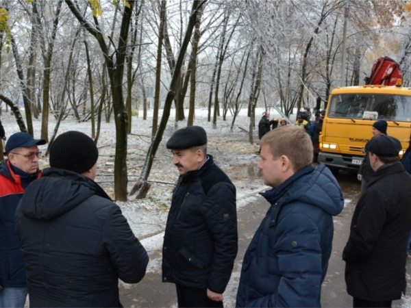 Ход устранения последствий ледяного дождя проконтролировал Леонид Черкесов ("Чебоксары.ру")