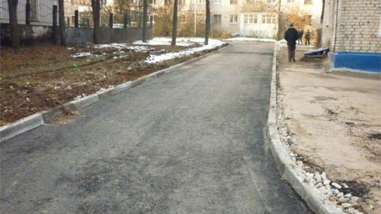 Дорога домой: жильцы многоквартирного дома в Чебоксарах впервые получили асфальтированную дорогу