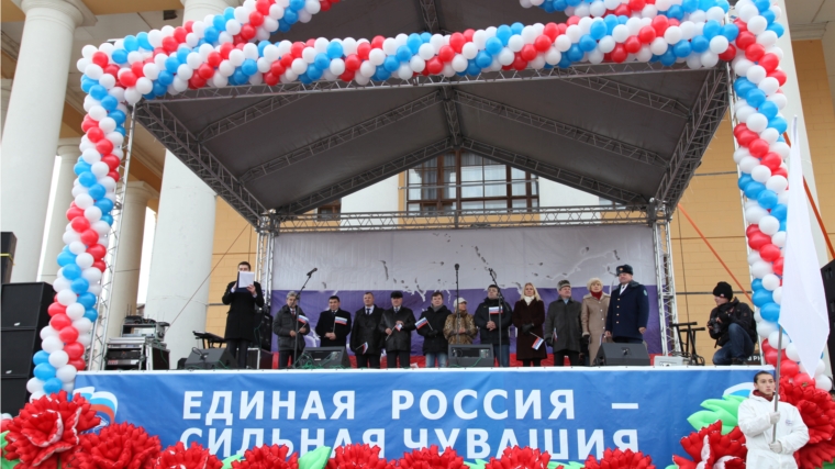 «Мы едины!». День народного единства в Чебоксарах собрал на Красной площади 10 тысяч горожан