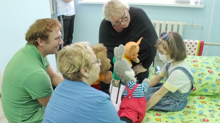 С маленькими пациентами Республиканской детской клинической больницы встретились известные персонажи вечерней сказки Хрюша, Филя и Степашка