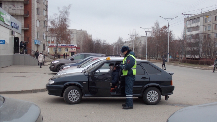 На территории г. Новочебоксарск выявлено 4 нарушения Правил перевозки пассажиров и багажа легковым такси, по которым составлены административные материалы