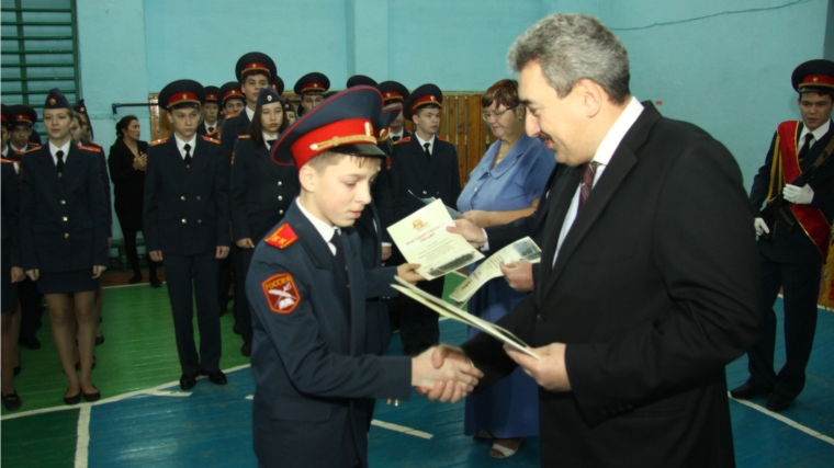 Глава города Чебоксары Леонид Черкесов вручил кадетам 14-й школы города благодарности за активное участие в Параде Памяти в Самаре