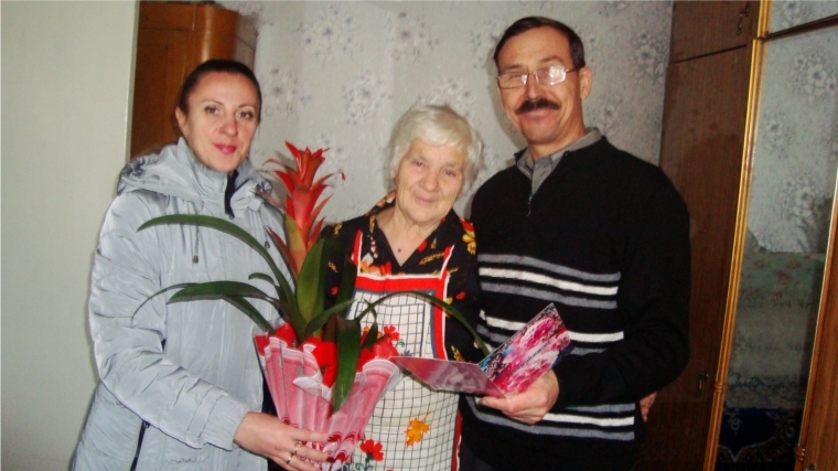 Ветеран библиотечного дела Анна Григорьевна Чиркова принимает поздравления с юбилеем
