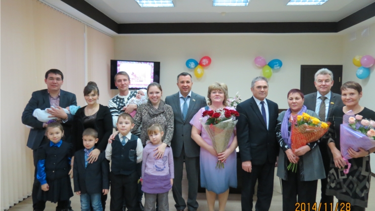 В преддверии Дня матери в Ленинском районе состоялось торжественное вручение сертификатов на республиканский материнский капитал