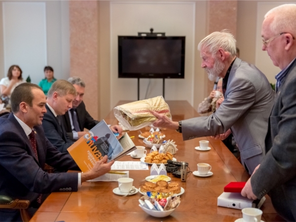 Михаил Игнатьев встретился с художниками Чувашии