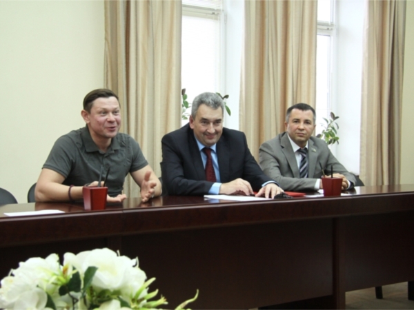 Леонид Черкесов провел встречу с известным актером отечественного кино Анатолием Гущиным ("НТА-Приволжье")