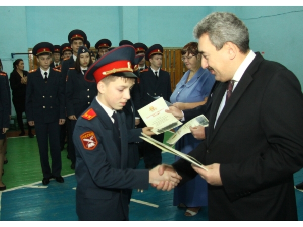 Леонид Черкесов вручил кадетам 14-й школы города благодарности за активное участие в Параде Памяти в Самаре (ИА &quot;Мангазея&quot;)