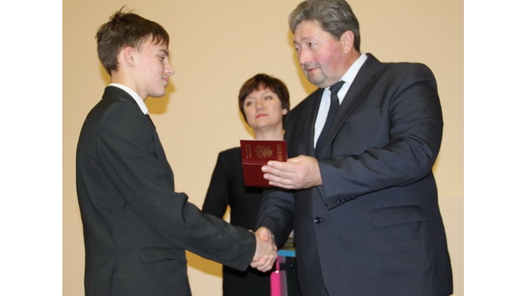 В День Конституции России состоялось торжественное вручение паспортов юным алатырцам