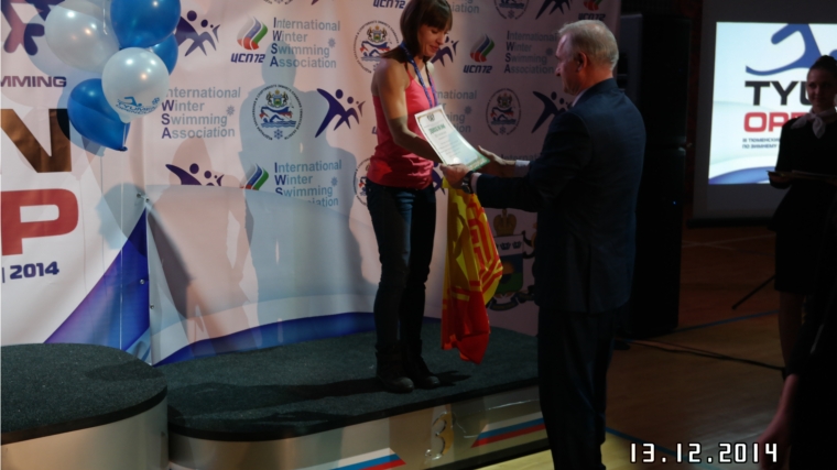 Спортсменка - Козловчанка в городе Тюмени получила награду по зимнему плаванию из рук адмирала Тихоокеанского флота