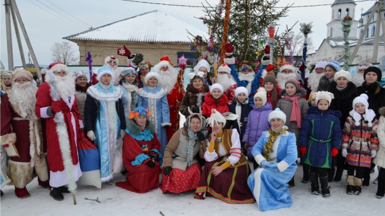 Общенародным массовым гулянием вместе с Дедами Морозами и Снегурочками со всех поселений прошло закрытие Года культуры в Канашском районе