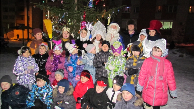 Яркий новогодний праздник «Вечеринка у Снегурочки» положил начало дворовым мероприятиям в Ленинском районе