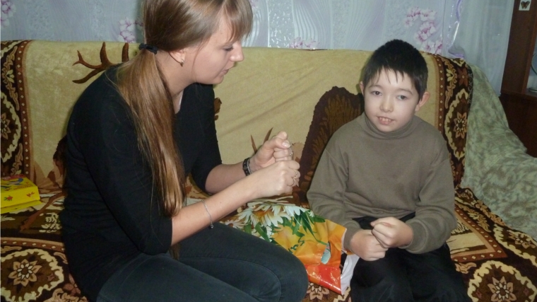 Социальные работники проводят развивающие занятия с детьми-инвалидами на дому