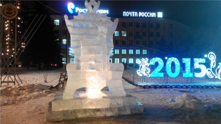 Ледяной символ Нового 2015 года установлен в центре столицы Чувашии