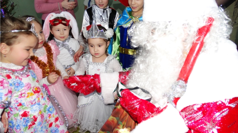 Новогоднее представление для детей работников администрации района