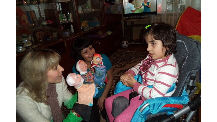 _г. Алатырь: в ходе новогодней акции поздравили на дому детей - инвалидов