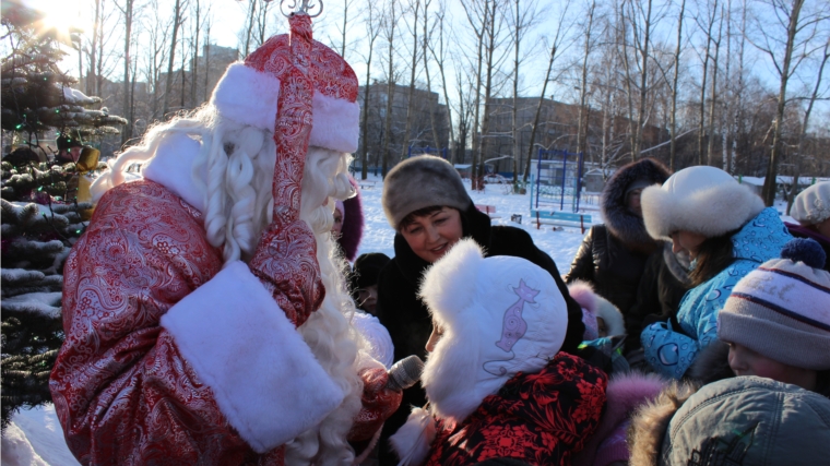 Ирина Клементьева поздравила с Новым годом жителей микрорайона