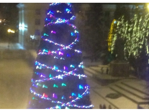 Главная елка города Чебоксары с 7 декабря украшена в новом стиле (&quot;НТА-Приволжье&quot;)