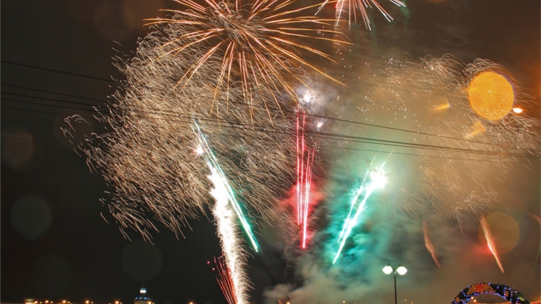 Чебоксары встретили Новый 2015 год тысячами залпов праздничного фейерверка