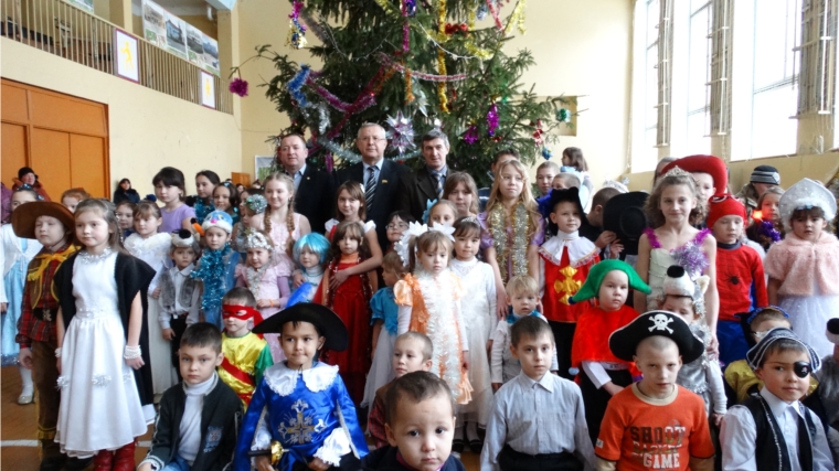 Для детей, нуждающихся в социальной поддержке, состоялась рождественская елка главы Красночетайского района