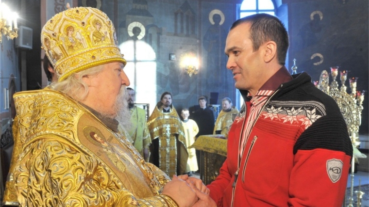Глава Чувашии Михаил Игнатьев посетил Рождественское богослужение в Покровско-Татианинском соборе города Чебоксары