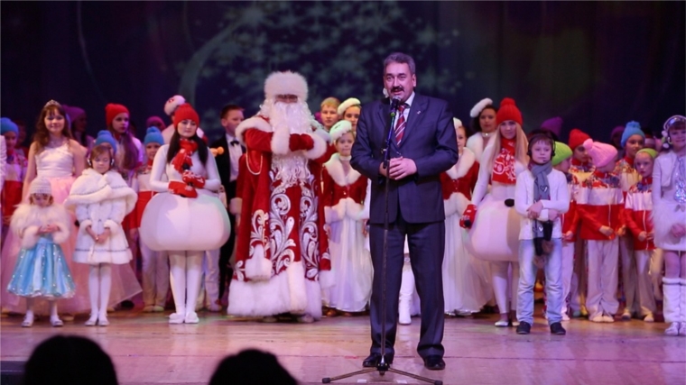 На новогоднем представлении во Дворце культуры и народного творчества глава города поздравил юных чебоксарцев с Новым годом