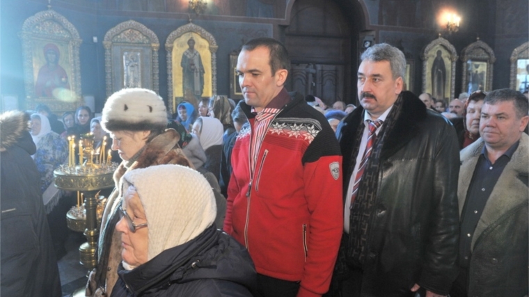 В Рождественском богослужении в Покровско-Татианинском соборе принял участие глава города Чебоксары Леонид Черкесов