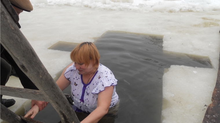 Несколько десятков верующих Шумерлинского района приобщились к благочестивому обычаю – крещенскому купанию в проруби