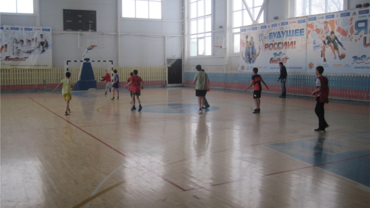 В спортивном зале ДЮСШ «Локомотив» стартовало первенство города Канаш по мини-футболу среди учащихся 5-6 классов