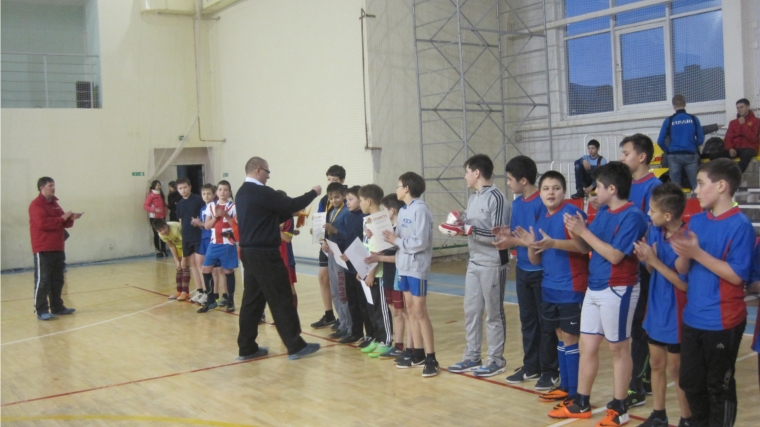В спортивном зале ДЮСШ «Локомотив» определились победители и призеры первенства города Канаш по мини-футболу среди учащихся 5-6 классов