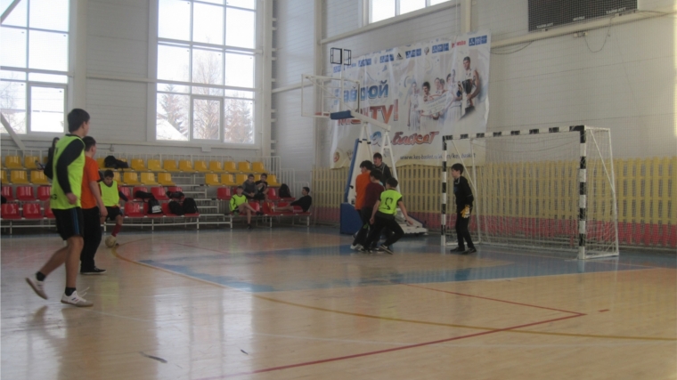 В спортивном зале ДЮСШ «Локомотив» звание победителя первенства города Канаш по мини-футболу оспаривают учащихся 7-8 классов