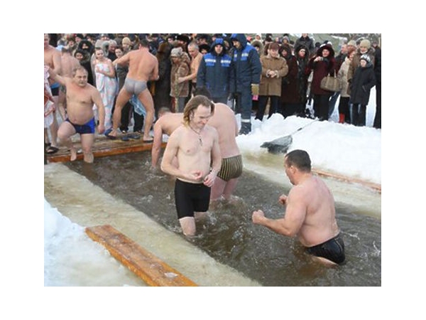 Около 10 тысяч чебоксарцев приняли участие в крещенских купаниях на городском заливе