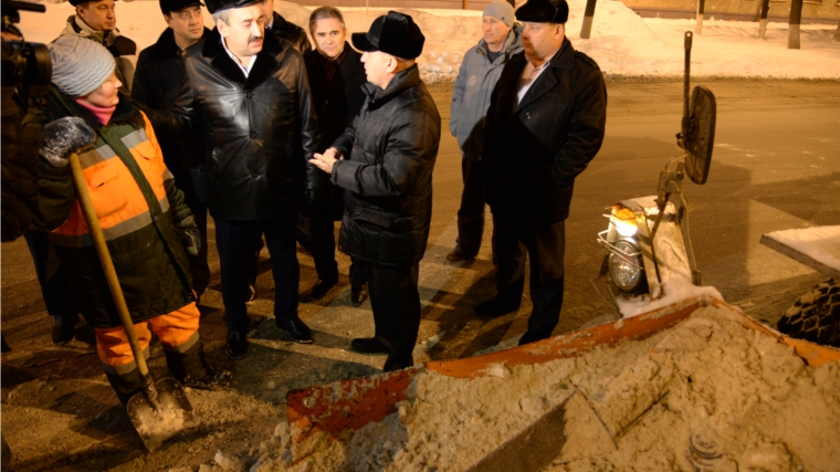 По итогам ночного объезда города Леонид Черкесов поручил закрепить за уборкой тротуаров дополнительно по два трактора в каждом районе