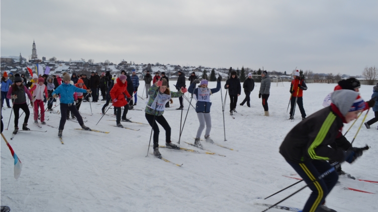Как лучшие лыжники, так и просто любители приняли участие ХХХIII открытой Всероссийской массовой лыжной гонке «Лыжня России-2015» в Порецком районе