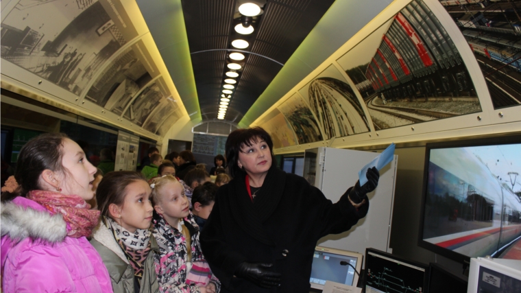 Депутат Ирина Клементьева организовала экскурсию для учащихся школы №37 на выставку ОАО "РЖД"