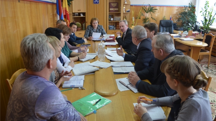 Глава администрации города Шумерли Любовь Дмитриева провела совещание с руководителями организаций и предприятий сферы жилищно-коммунального хозяйства