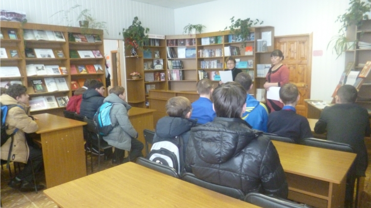 Для учащихся Шемуршинской общеобразовательной школы, сотрудники центральной библиотеки провели час истории «Адмирал Ушаков - слава и гордость российского флота»