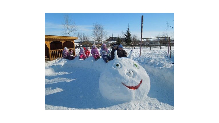 Конкурс на лучшее оформление зимних прогулочных участков превратил детский сад в страну снежных построек