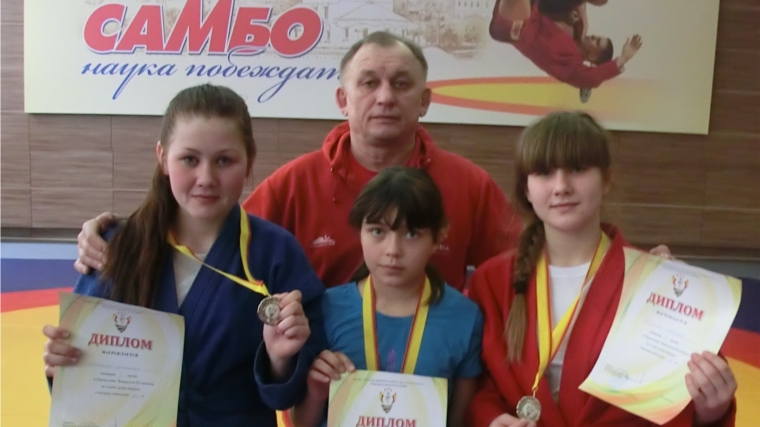 Спортсменки Козловского района стали призерами юношеского первенства республики по самбо