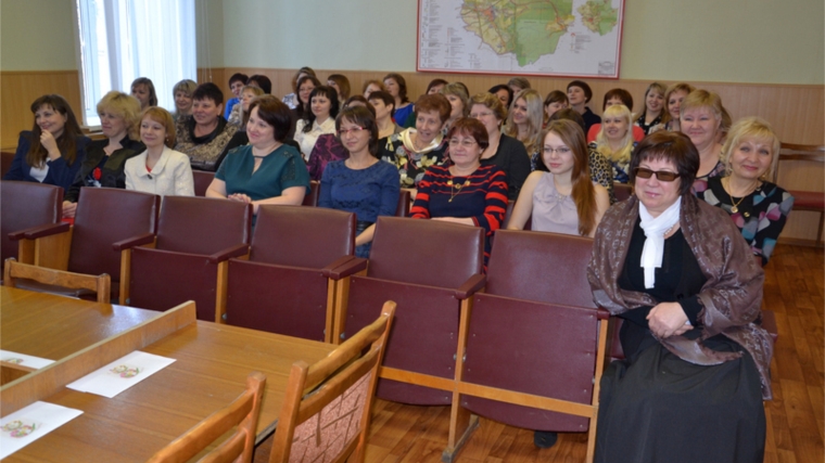В канун Международного женского дня женщины администрации района принимали теплые поздравления