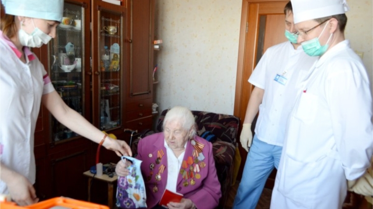 70-летие Великой Победы: стоматологи г. Новочебоксарска посетили ветерана Великой Отечественной войны Раису Золотову