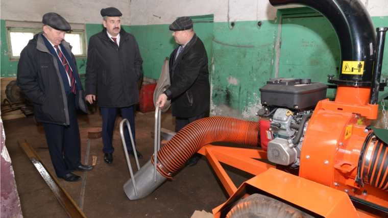 В ОАО &quot;Зеленстрой&quot; глава города Леонид Черкесов ознакомился с новой техникой по благоустройству территории