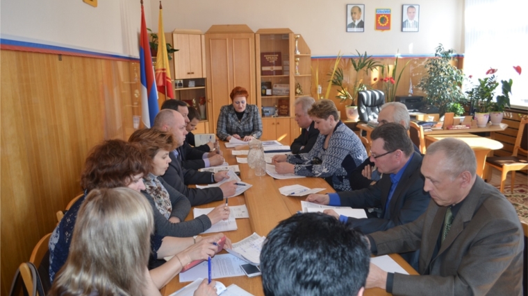 Глава администрации города Шумерли Любовь Дмитриева провела совещание с руководителями управляющих компаний и предприятий сферы жилищно-коммунального хозяйства
