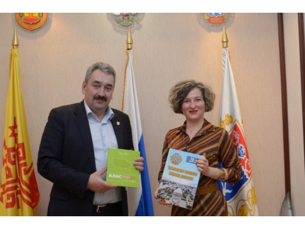 Леонид Черкесов провел встречу с автором книги &quot;Кластерра, или О кластерах по-человечески&quot; Евгенией Шамис (&quot;НТА-Приволжье&quot;)