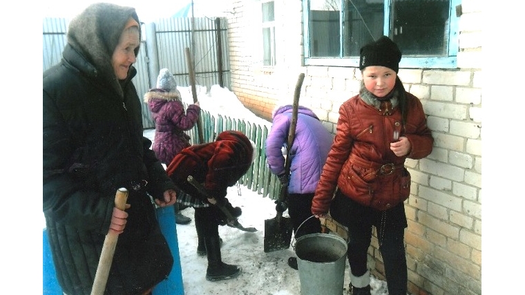 Где помочь. Дети помогают старшим. Ребенок помогает бабушке. Тимуровцы помогают старикам иллюстрации. Тимуровцы помогают старшим.