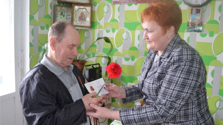 Глава администрации города Шумерли Любовь Дмитриева вручила двум участникам Великой Отечественной войны юбилейные медали