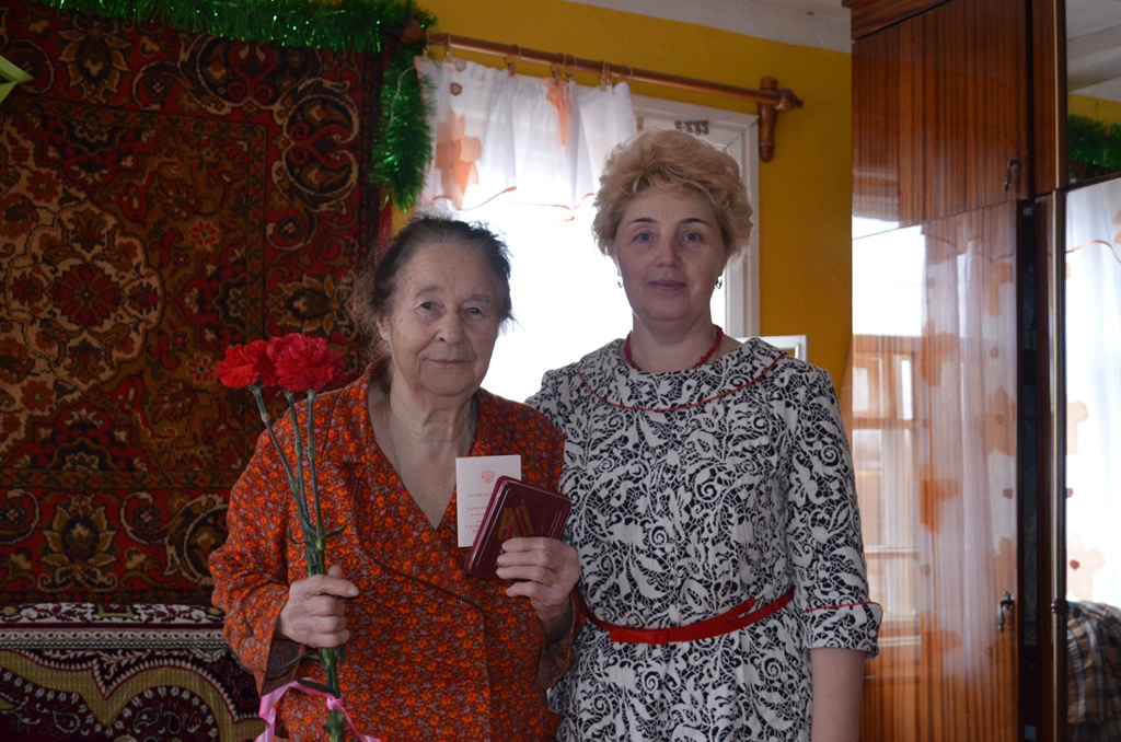 Юбилейные медали к 70-летию Великой Победы получили Талий Кузьмич и Ольга Николаевна Яргунины