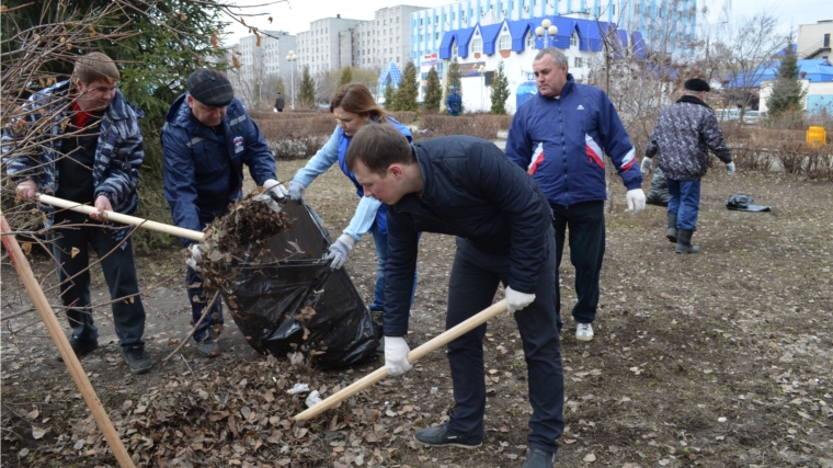 В рамках санчетверга коллектив АО "Зеленстрой" вышел на уборку территории в сквере у дома быта "ОВАС"